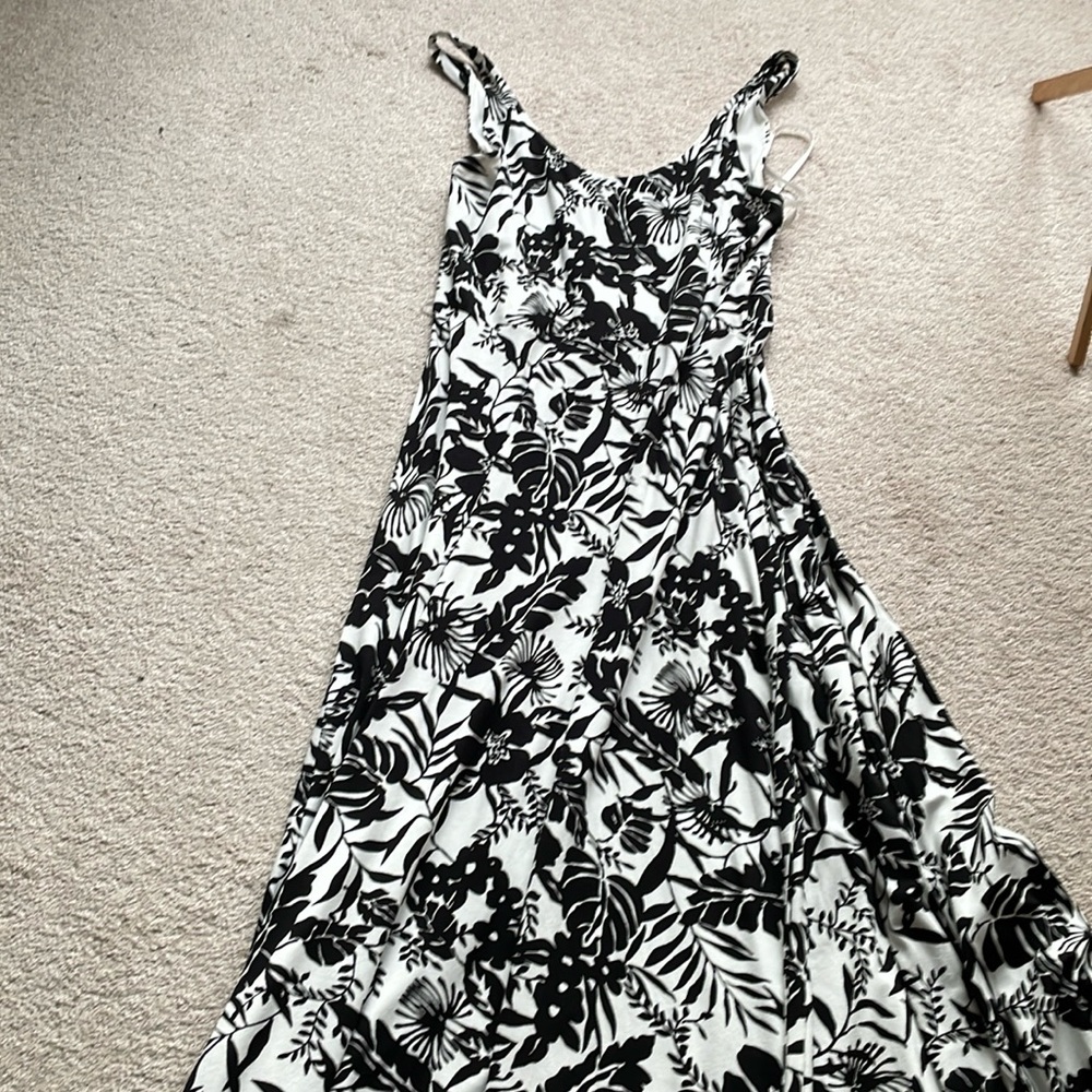 Cute black and white Loft dress